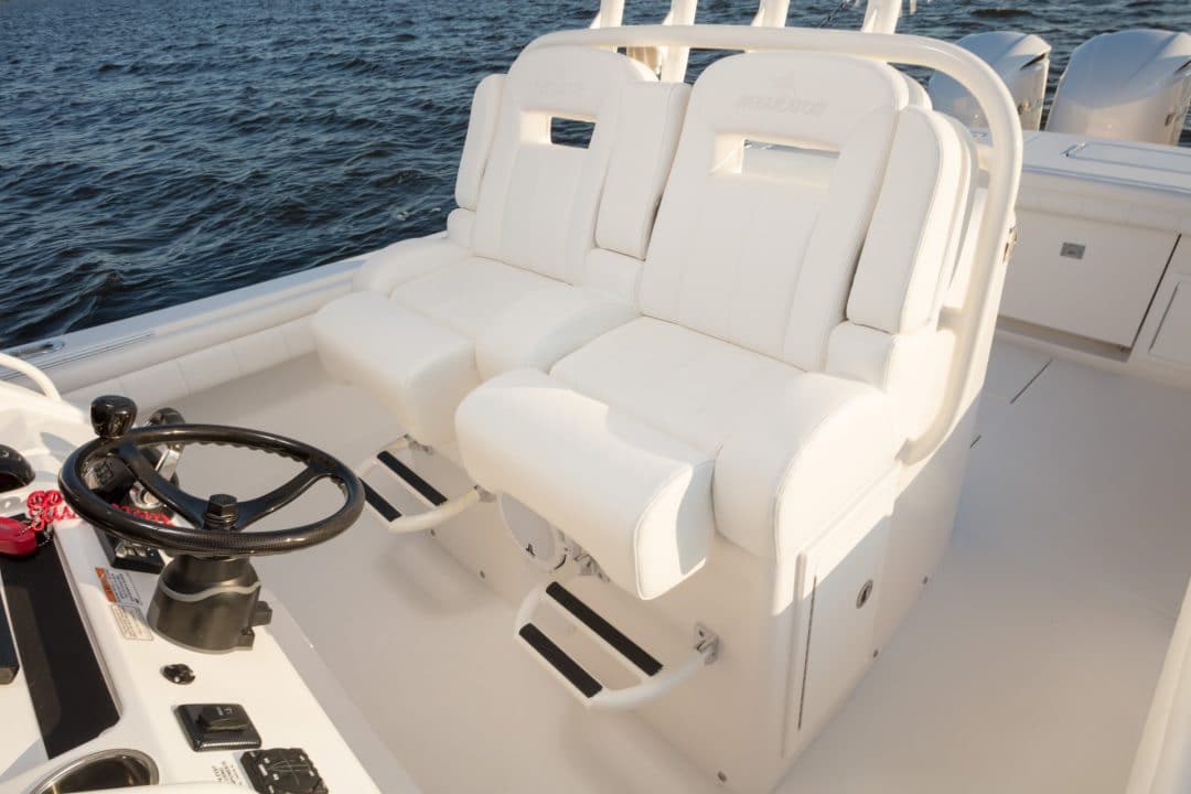 34-regulator-center-console-boat-edson-seat-tackle-center