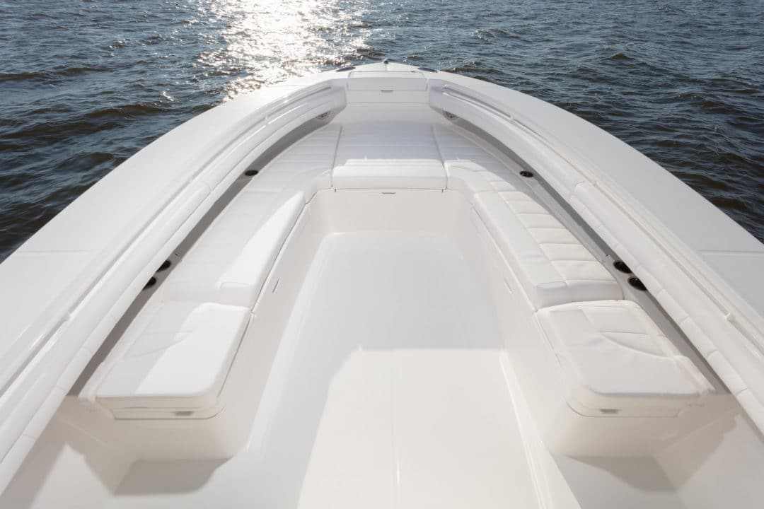 34-regulator-center-console-boat-forward-seating