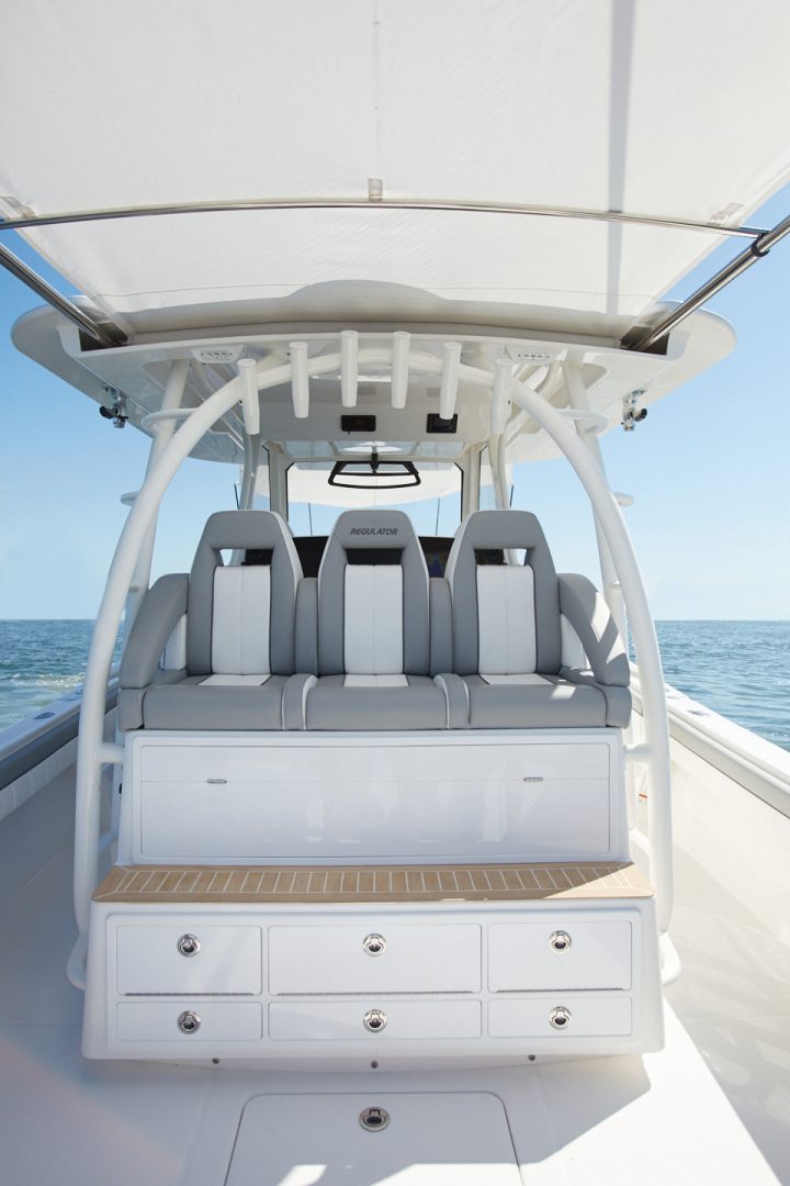 41-regulator-center-console-boat-cockpit-seating-tackle-center