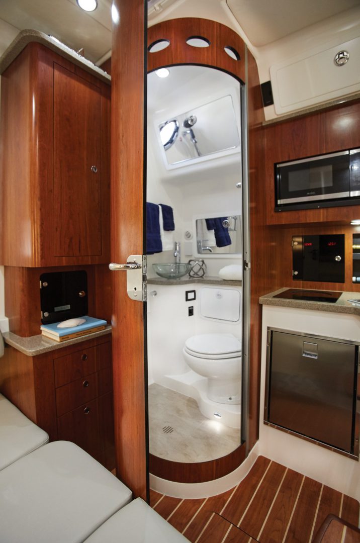 41-regulator-center-console-boat-galley-head-shower-cabin