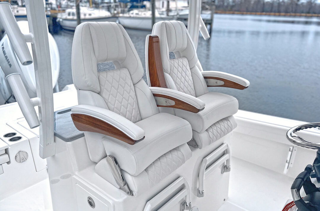 Regulator 30XO Helm Seating