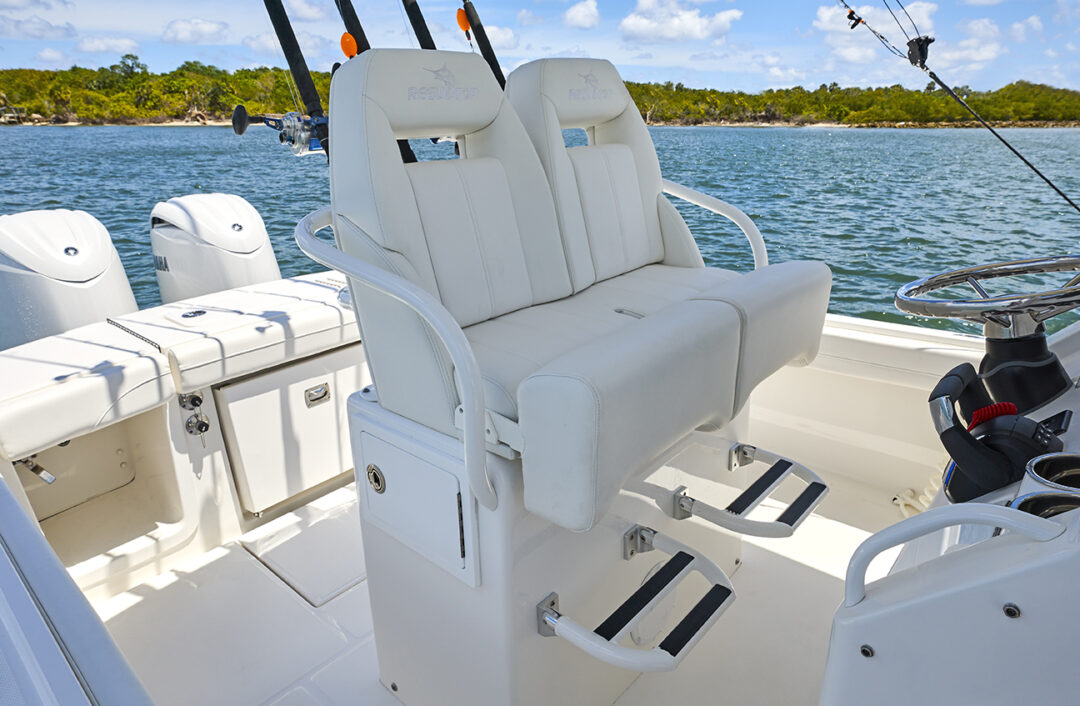 regulator 23 details_dual helm seating with bolsters and footrests_0039_WG